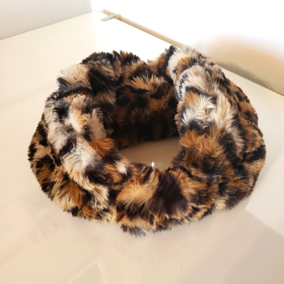 Calvin Klein Head Warmer Faux Fur Leopard Print Elastic Back Luxury Sexy Woman - Picture 3 of 5
